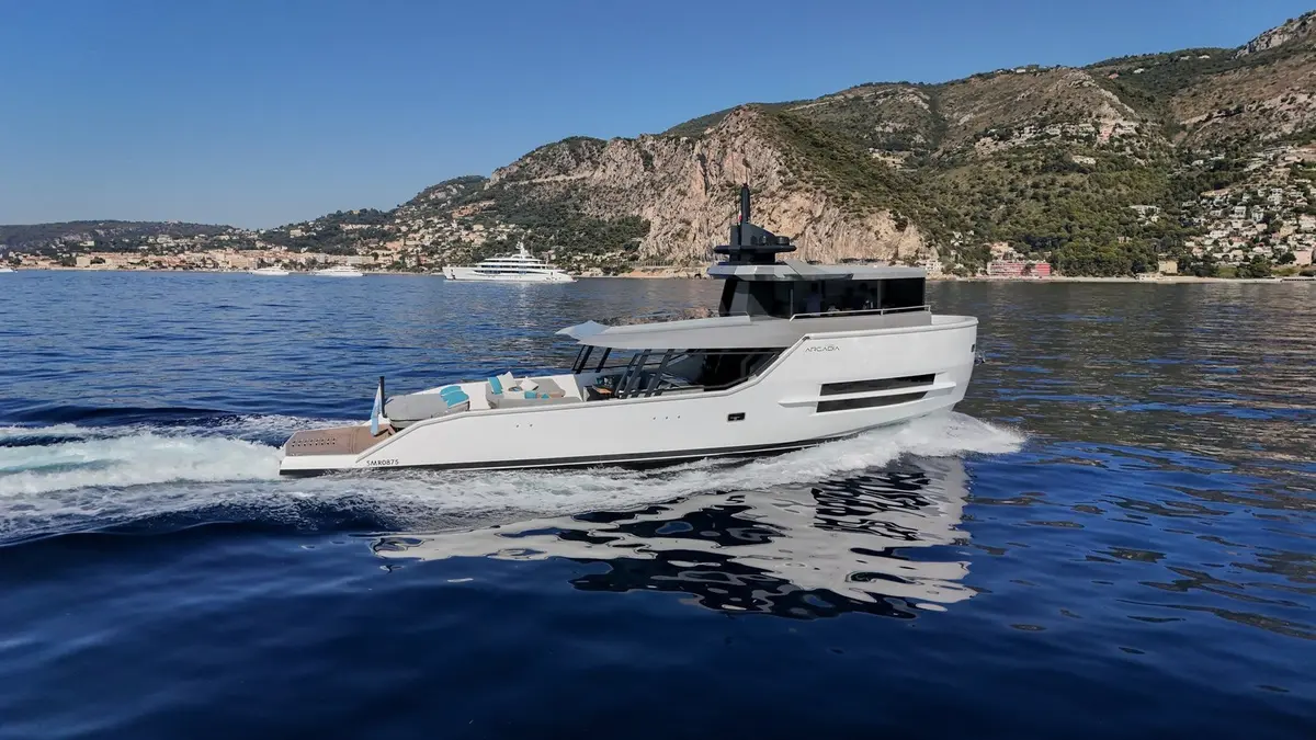 Arcadia Sherpa 60 — Yacht Charter Marbella, Marbella. Comedor al aire libre rumbo a Estepona