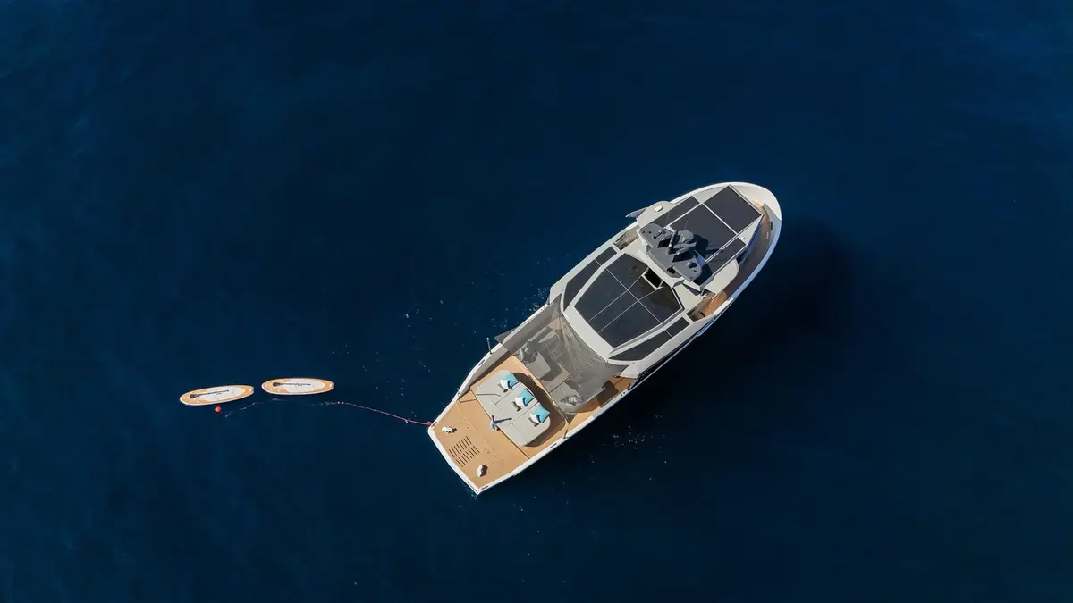 Arcadia Sherpa 60, exterior — Yacht Charter Marbella, Marbella. Comedor al aire libre rumbo a Estepona
