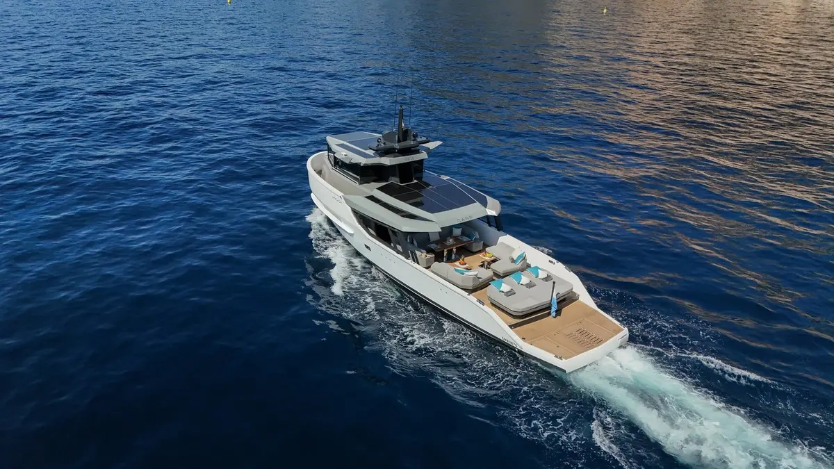 Arcadia Sherpa 60, cubierta principal — Yacht Charter Marbella, Marbella. Comedor al aire libre rumbo a Estepona