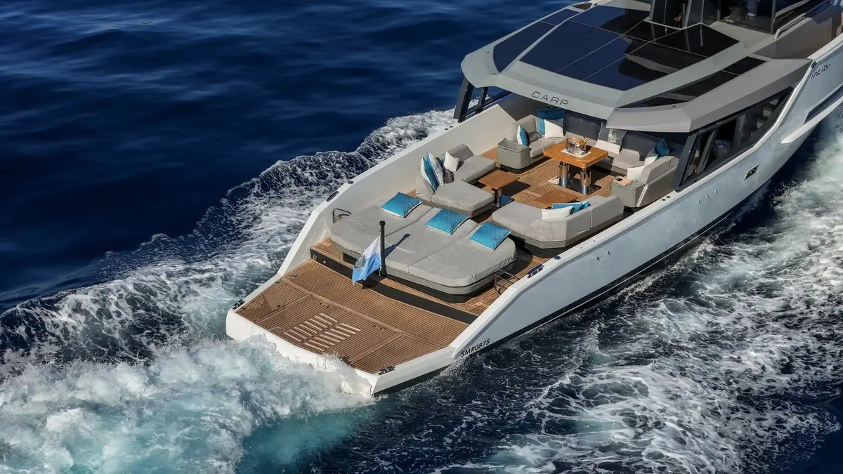 Arcadia Sherpa 60, salón — Yacht Charter Marbella, Marbella. Comedor al aire libre rumbo a Estepona