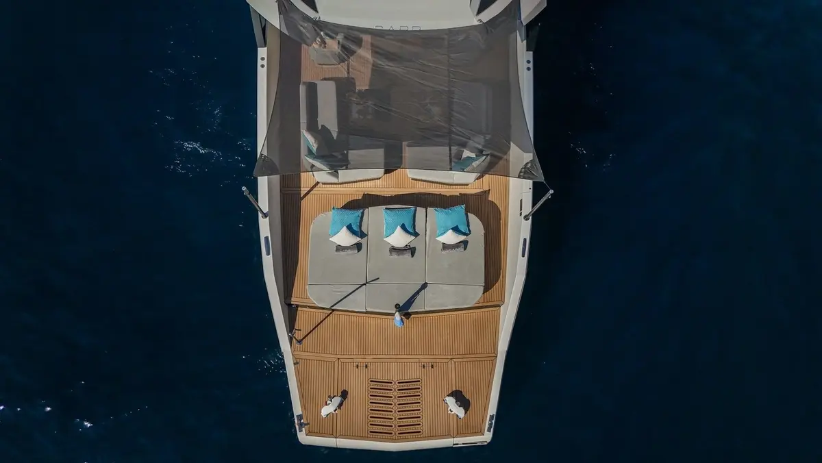 Arcadia Sherpa 60, exterior — Yacht Charter Marbella, Marbella. Comedor al aire libre rumbo a Estepona
