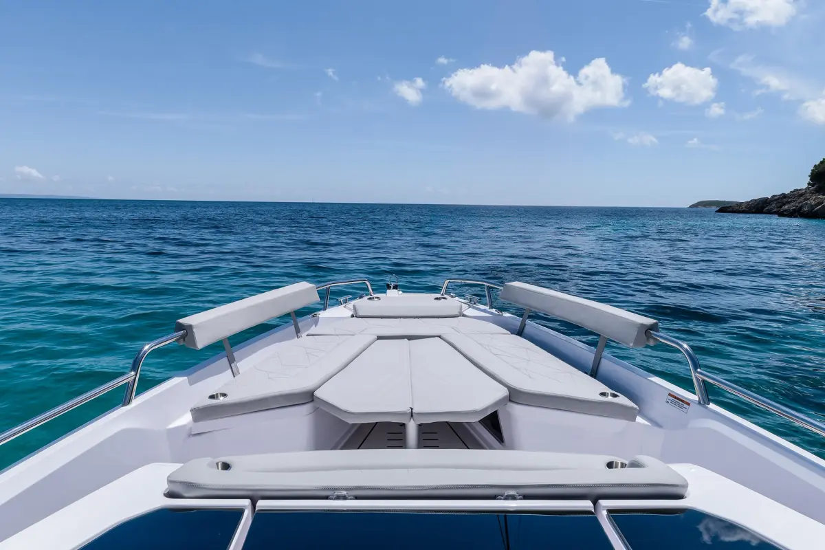 Axopar 28, exterior — Yacht Charter Marbella, Marbella. Salidas ágiles desde Puerto Banús para grupos reducidos