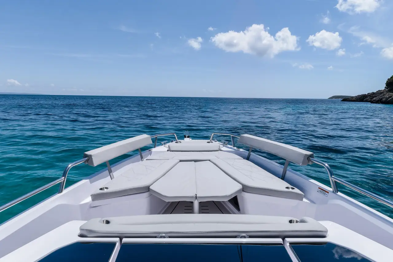 Axopar 28, exterior — Yacht Charter Marbella, Marbella. Salidas ágiles desde Puerto Banús para grupos reducidos