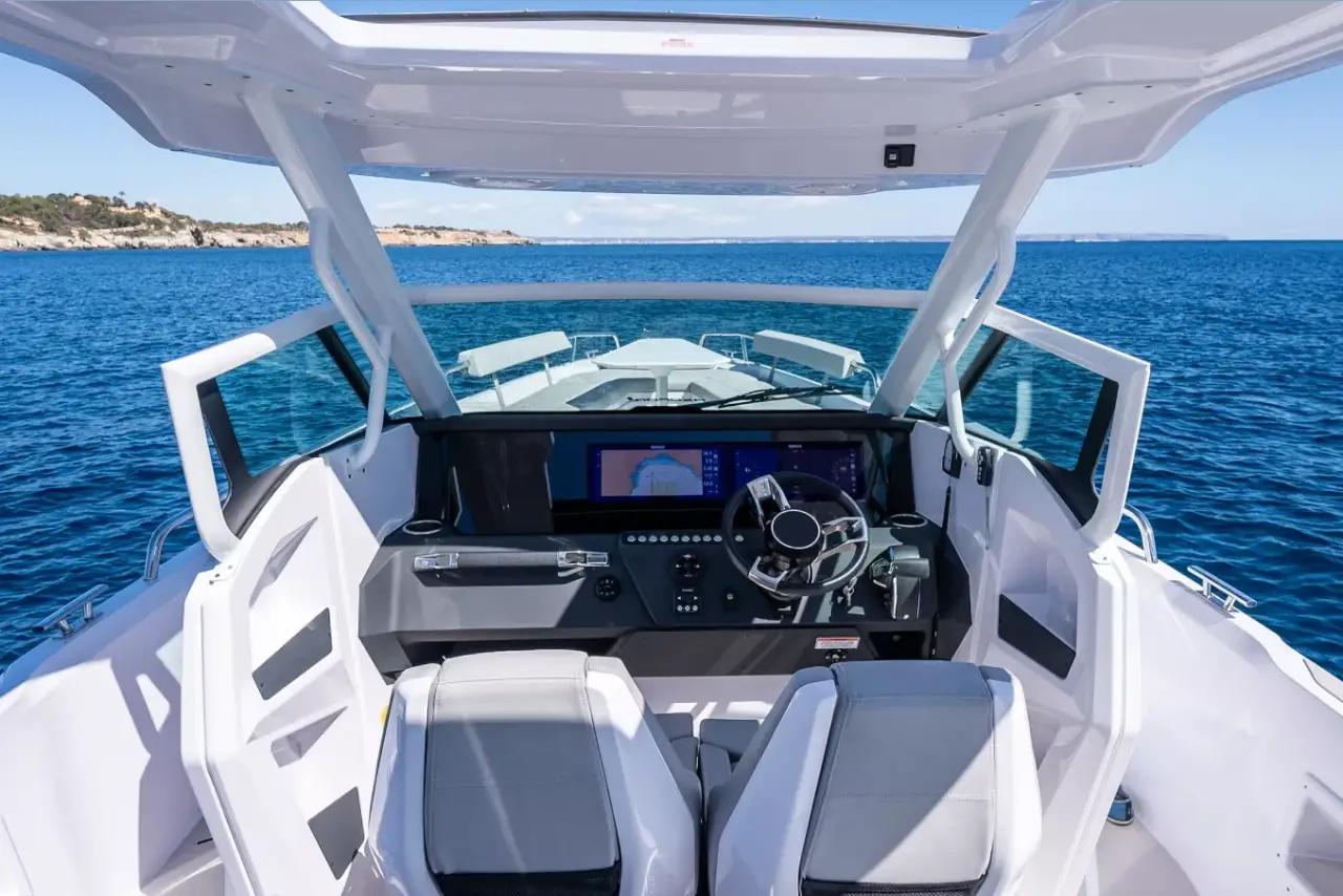 Axopar 28, cubierta principal — Yacht Charter Marbella, Marbella. Salidas ágiles desde Puerto Banús para grupos reducidos