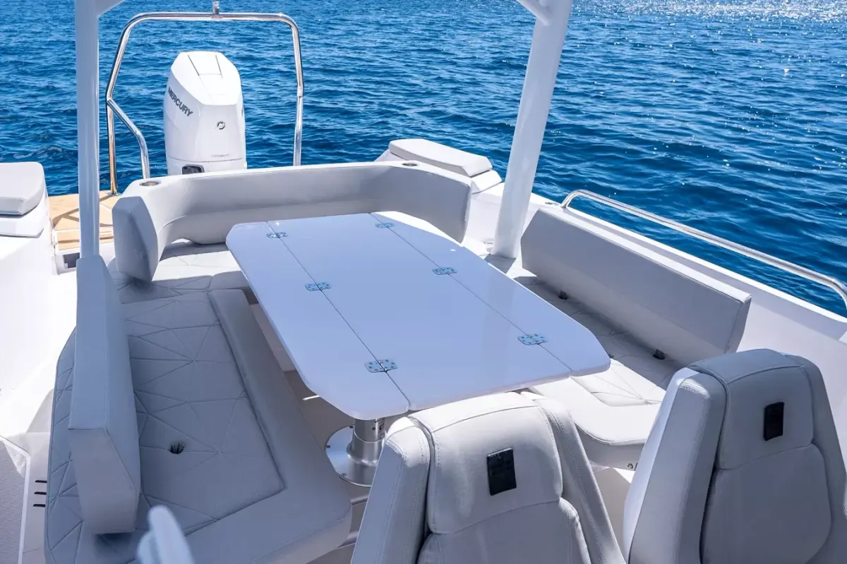 Axopar 28, cubierta de popa — Yacht Charter Marbella, Marbella. Salidas ágiles desde Puerto Banús para grupos reducidos