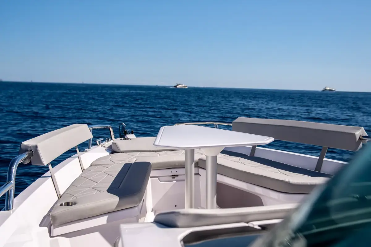 Axopar 28, salón — Yacht Charter Marbella, Marbella. Salidas ágiles desde Puerto Banús para grupos reducidos