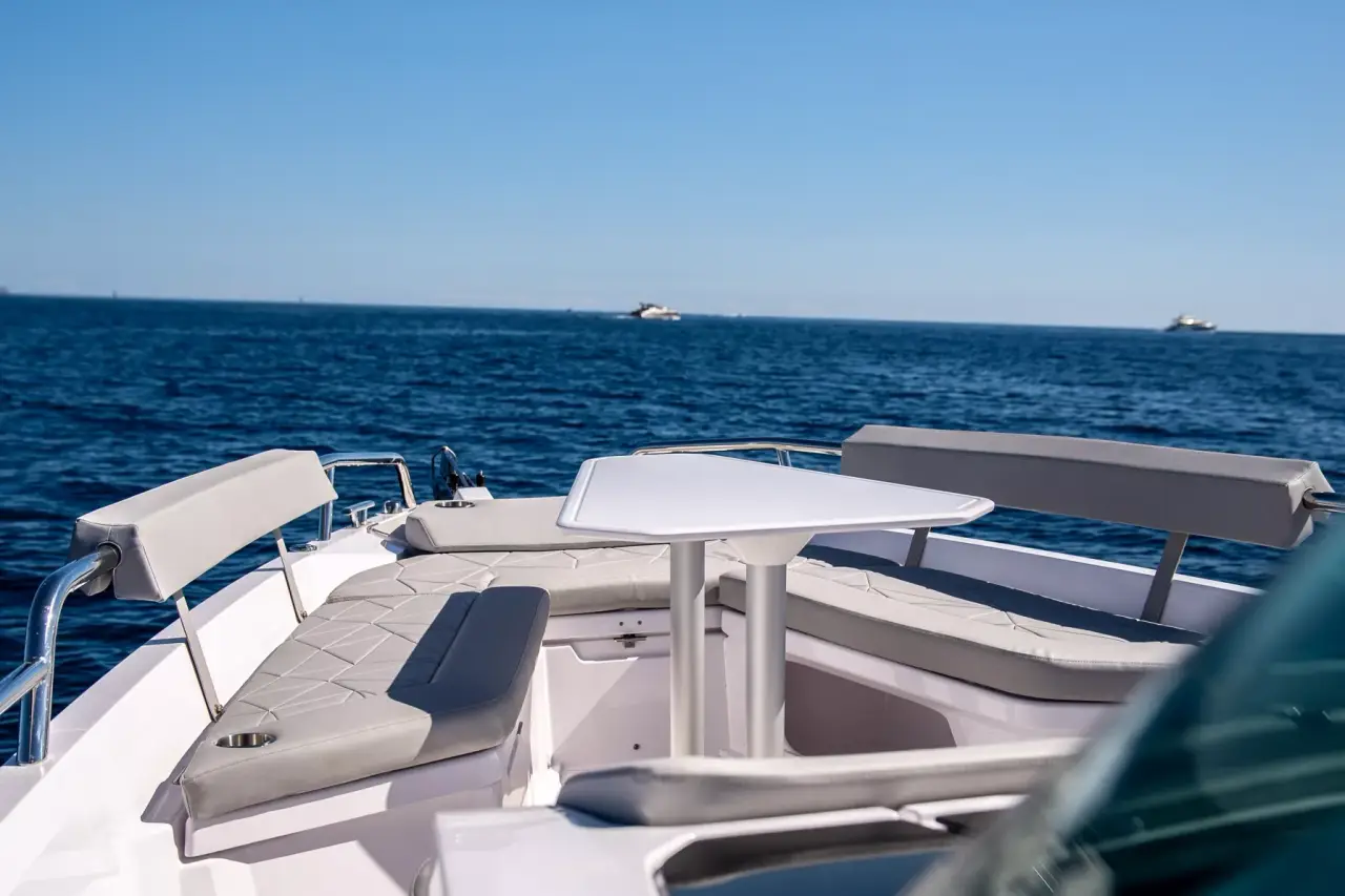 Axopar 28, salón — Yacht Charter Marbella, Marbella. Salidas ágiles desde Puerto Banús para grupos reducidos