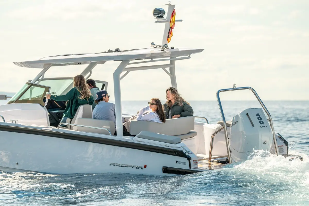 Axopar 28, camarote principal — Yacht Charter Marbella, Marbella. Salidas ágiles desde Puerto Banús para grupos reducidos