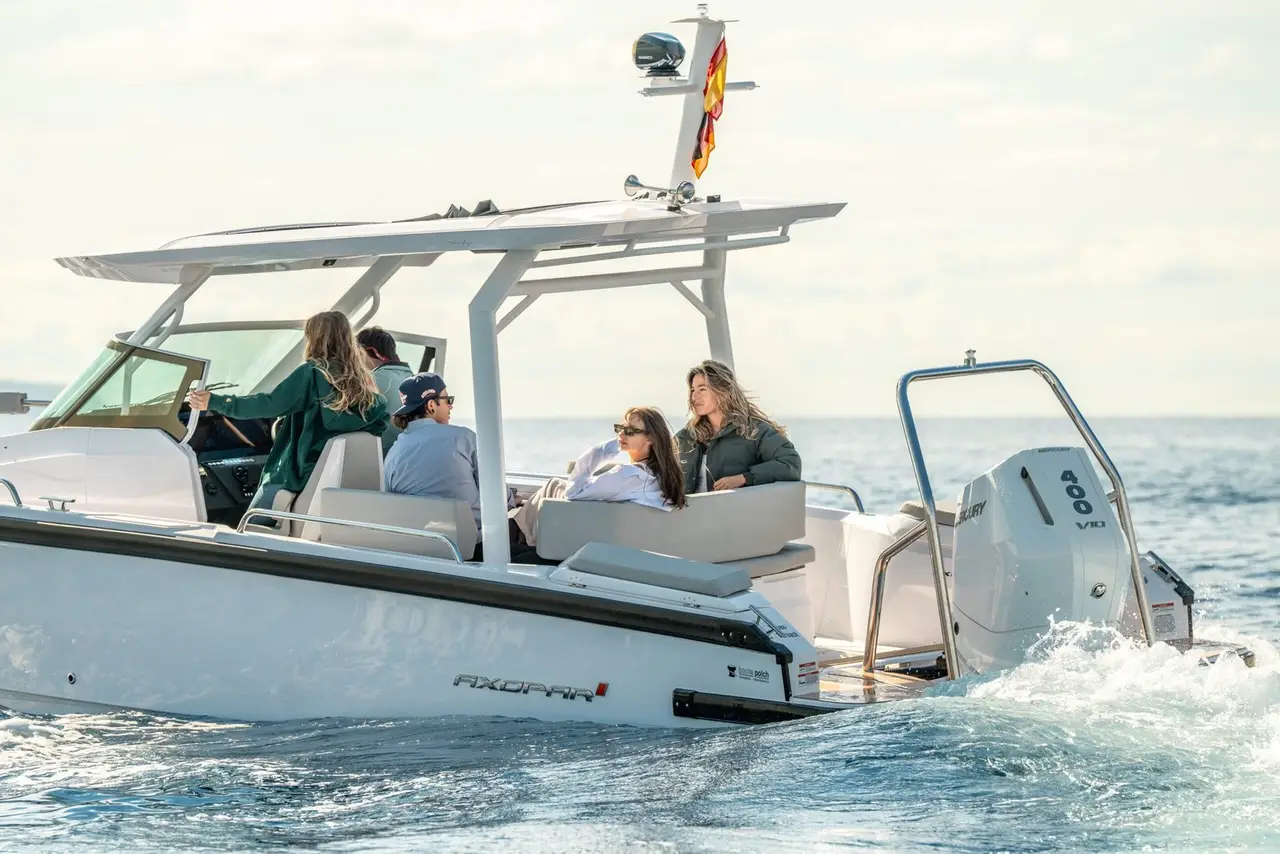 Axopar 28, camarote principal — Yacht Charter Marbella, Marbella. Salidas ágiles desde Puerto Banús para grupos reducidos