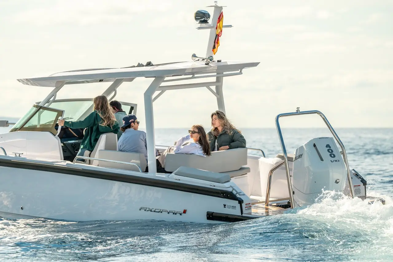 Axopar 28, flybridge — Yacht Charter Marbella, Marbella. Salidas ágiles desde Puerto Banús para grupos reducidos