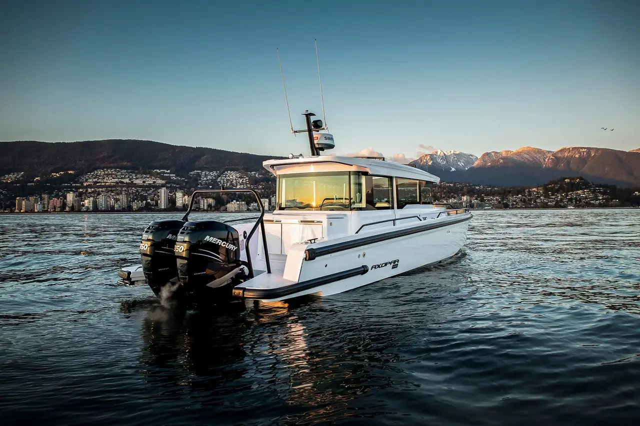 Axopar 37, cubierta principal — Yacht Charter Marbella, Marbella. Salidas rápidas de día por la costa de Estepona