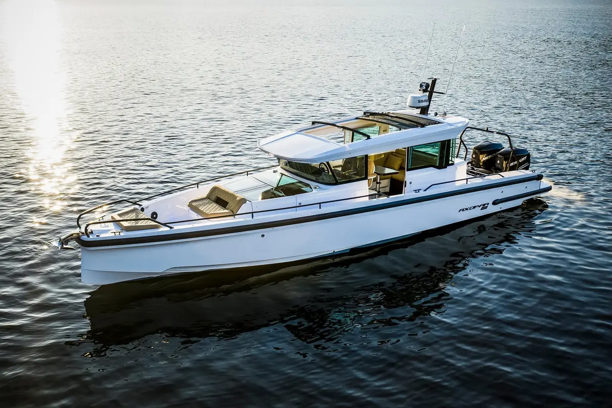 Axopar 37, salón — Yacht Charter Marbella, Marbella. Salidas rápidas de día por la costa de Estepona