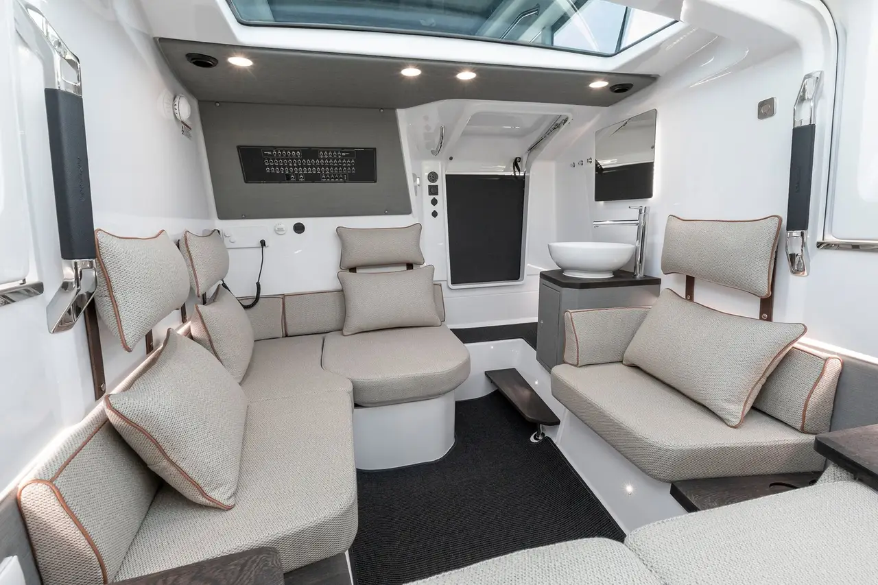 Axopar 37, camarote principal — Yacht Charter Marbella, Marbella. Salidas rápidas de día por la costa de Estepona