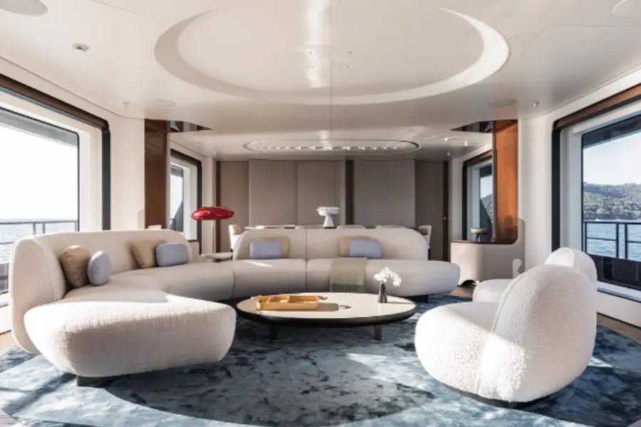 Azimut 116, exterior — Yacht Charter Marbella, Marbella. Treinta y seis metros de cubierta abierta hacia Estepona