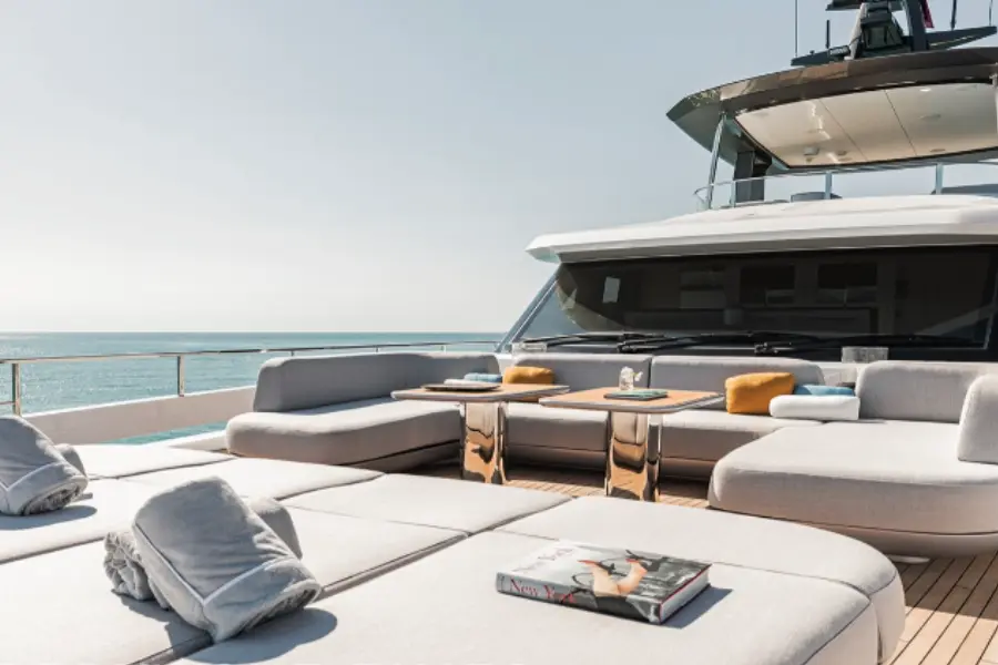 Azimut 116, cubierta principal — Yacht Charter Marbella, Marbella. Treinta y seis metros de cubierta abierta hacia Estepona
