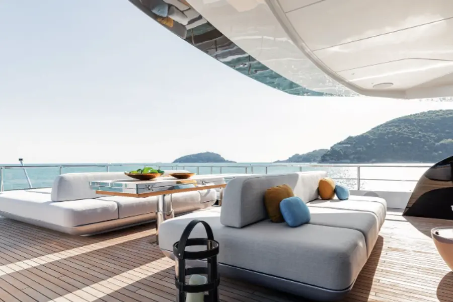 Azimut 116, cubierta de popa — Yacht Charter Marbella, Marbella. Treinta y seis metros de cubierta abierta hacia Estepona