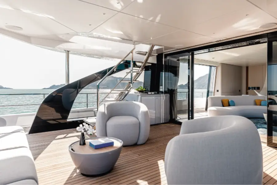 Azimut 116, salón — Yacht Charter Marbella, Marbella. Treinta y seis metros de cubierta abierta hacia Estepona