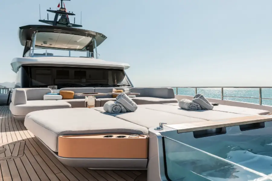 Azimut 116, camarote principal — Yacht Charter Marbella, Marbella. Treinta y seis metros de cubierta abierta hacia Estepona