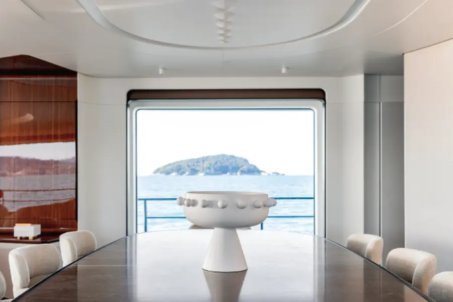 Azimut 116, flybridge — Yacht Charter Marbella, Marbella. Treinta y seis metros de cubierta abierta hacia Estepona