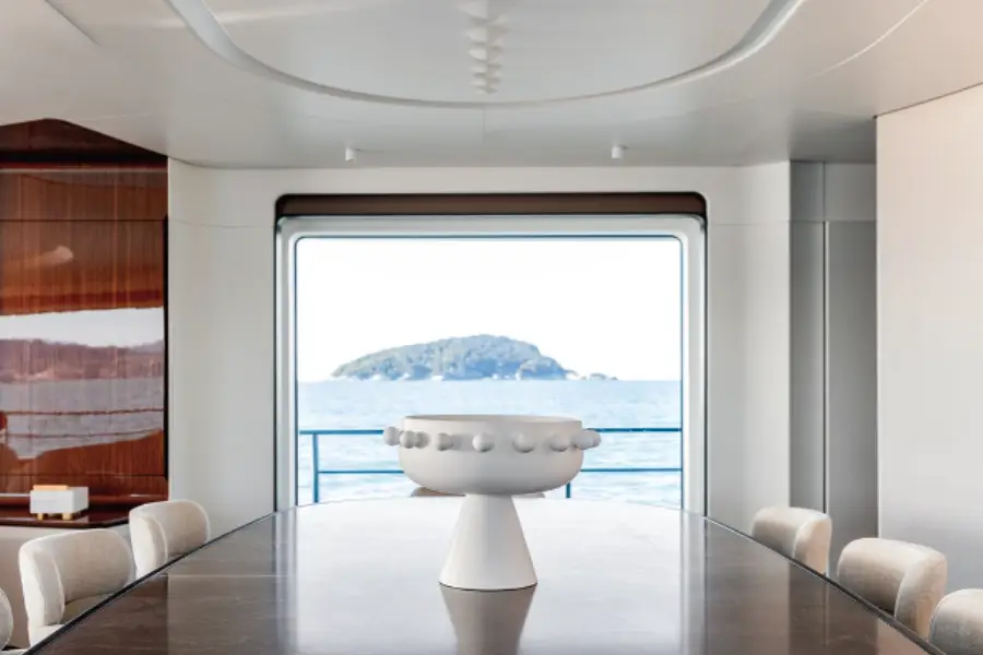 Azimut 116, flybridge — Yacht Charter Marbella, Marbella. Treinta y seis metros de cubierta abierta hacia Estepona