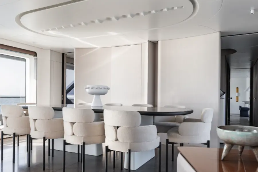 Azimut 116, exterior — Yacht Charter Marbella, Marbella. Treinta y seis metros de cubierta abierta hacia Estepona