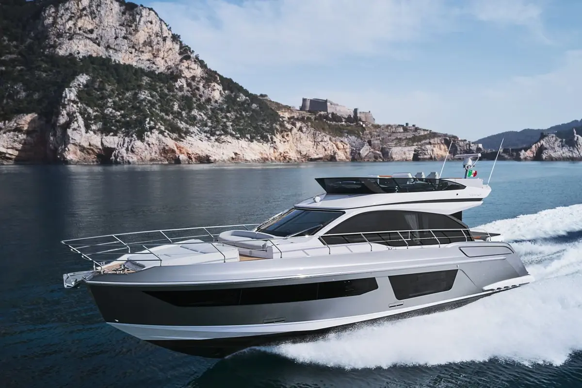Azimut 53 — Yacht Charter Marbella, Marbella. Casco ágil de 17 metros para calas tranquilas