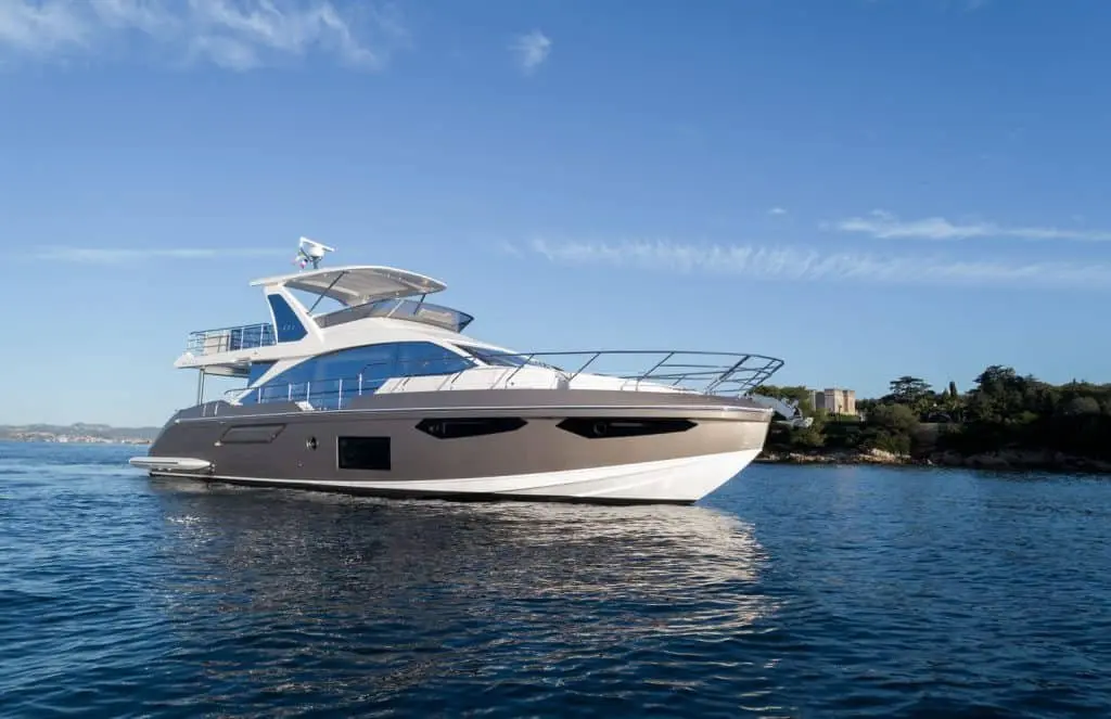 Azimut 60 Fly, exterior — Yacht Charter Marbella, Marbella. Tardes de flybridge y baño en Bahía de Marbella