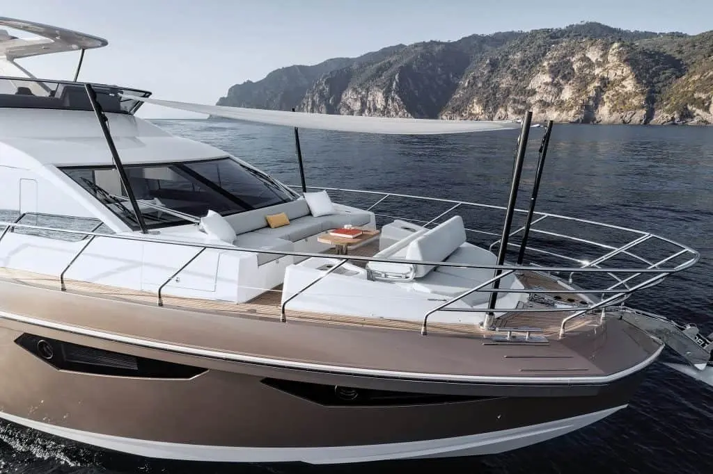 Azimut 60 Fly, cubierta principal — Yacht Charter Marbella, Marbella. Tardes de flybridge y baño en Bahía de Marbella