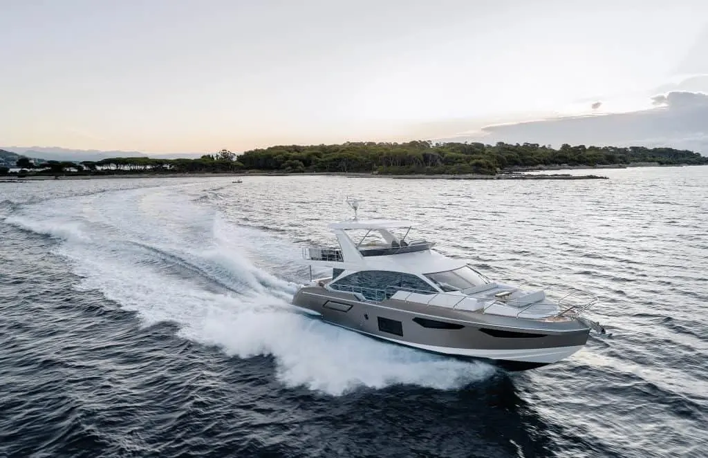 Azimut 60 Fly, cubierta de popa — Yacht Charter Marbella, Marbella. Tardes de flybridge y baño en Bahía de Marbella