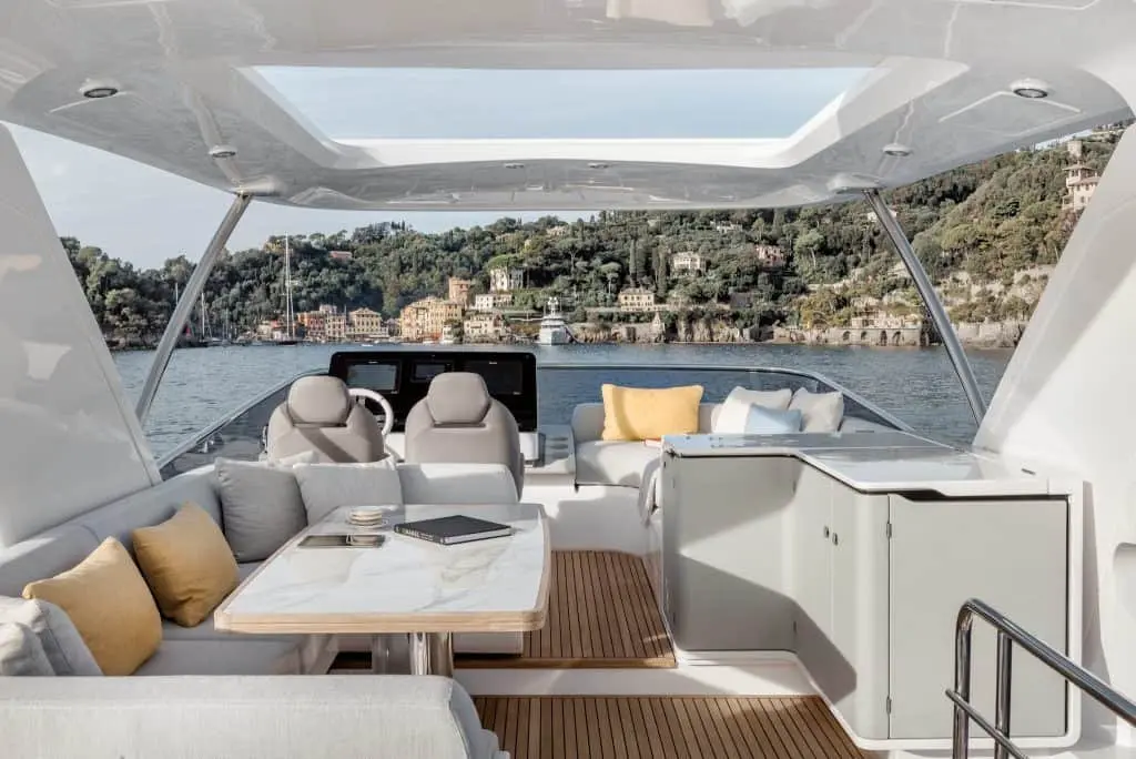 Azimut 60 Fly, salón — Yacht Charter Marbella, Marbella. Tardes de flybridge y baño en Bahía de Marbella