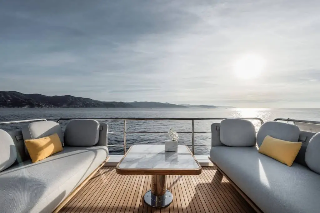 Azimut 60 Fly, camarote principal — Yacht Charter Marbella, Marbella. Tardes de flybridge y baño en Bahía de Marbella