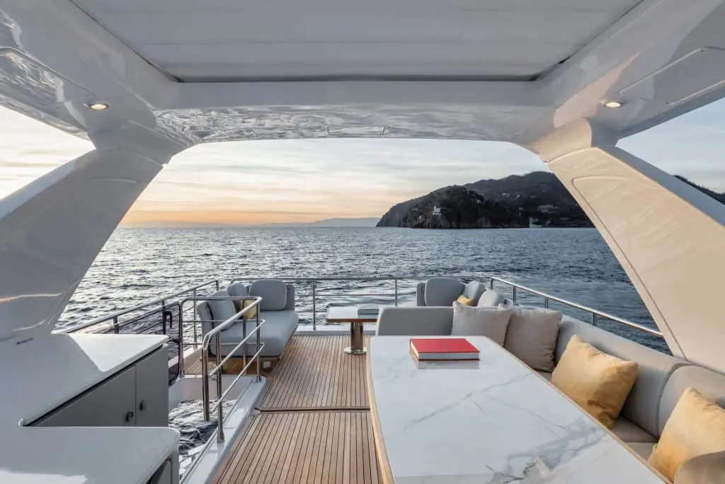 Azimut 60 Fly, flybridge — Yacht Charter Marbella, Marbella. Tardes de flybridge y baño en Bahía de Marbella
