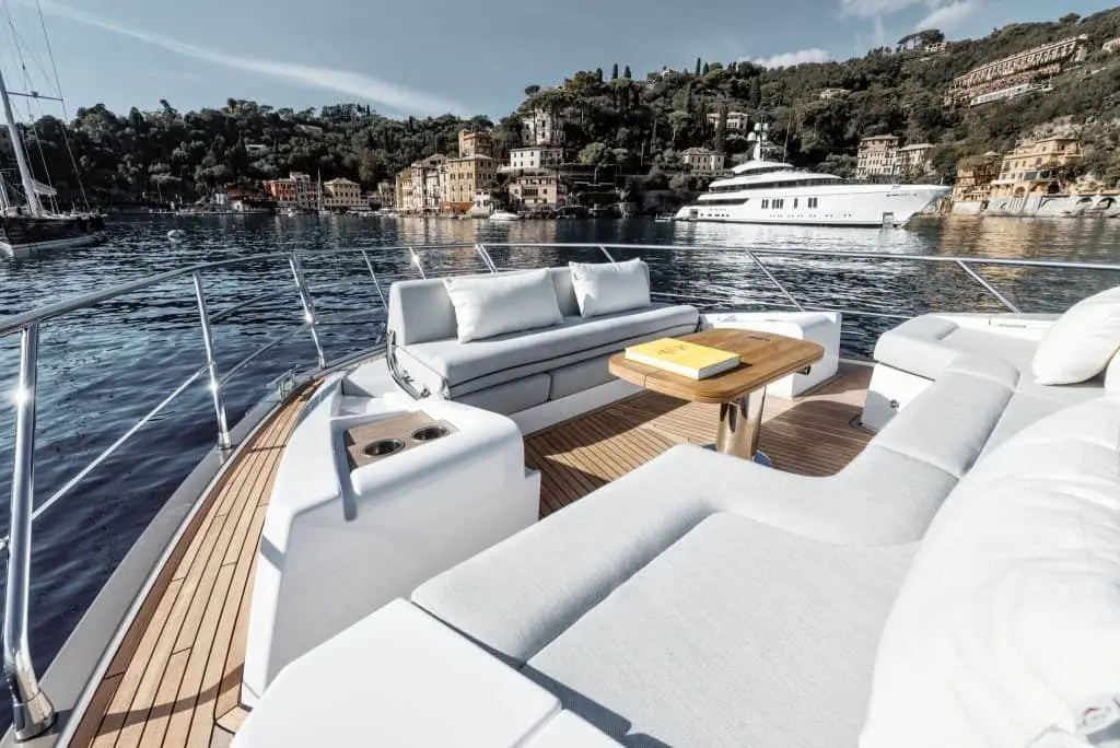 Azimut 60 Fly, exterior — Yacht Charter Marbella, Marbella. Tardes de flybridge y baño en Bahía de Marbella
