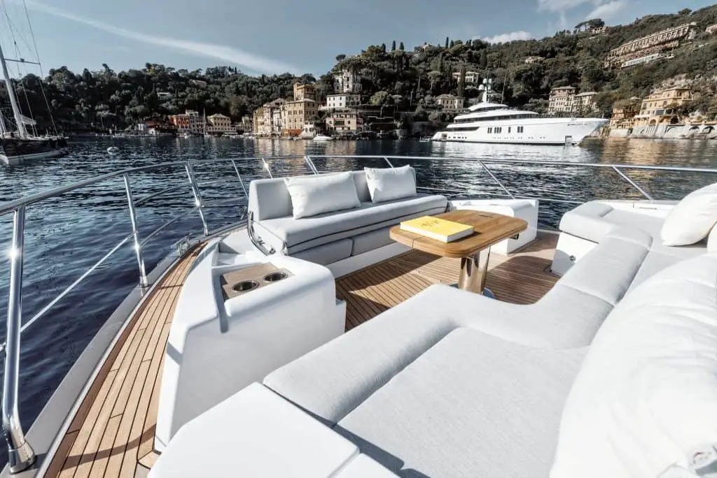 Azimut 60 Fly, exterior — Yacht Charter Marbella, Marbella. Tardes de flybridge y baño en Bahía de Marbella