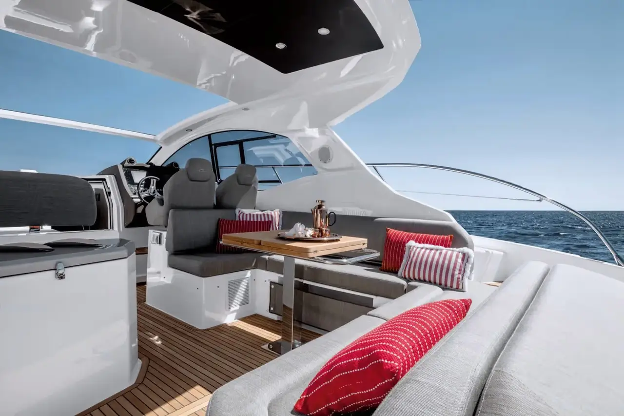 Azimut 45, exterior — Yacht Charter Marbella, Marbella. Comidas al aire libre y velocidad para escapadas cortas