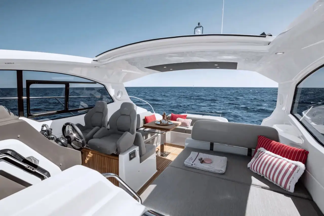 Azimut 45, cubierta principal — Yacht Charter Marbella, Marbella. Comidas al aire libre y velocidad para escapadas cortas