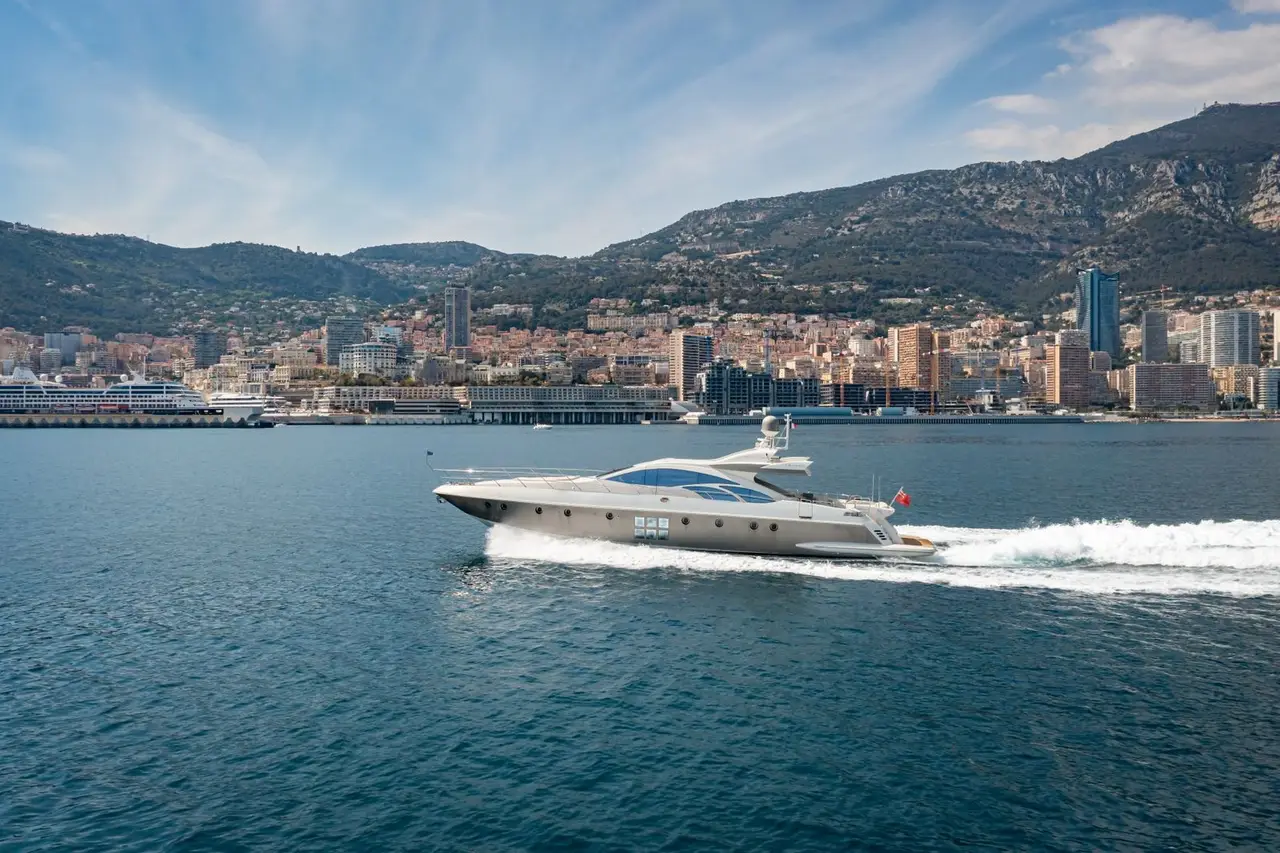 Azimut 86, exterior — Yacht Charter Marbella, Marbella. Comedor al aire libre camino a Estepona