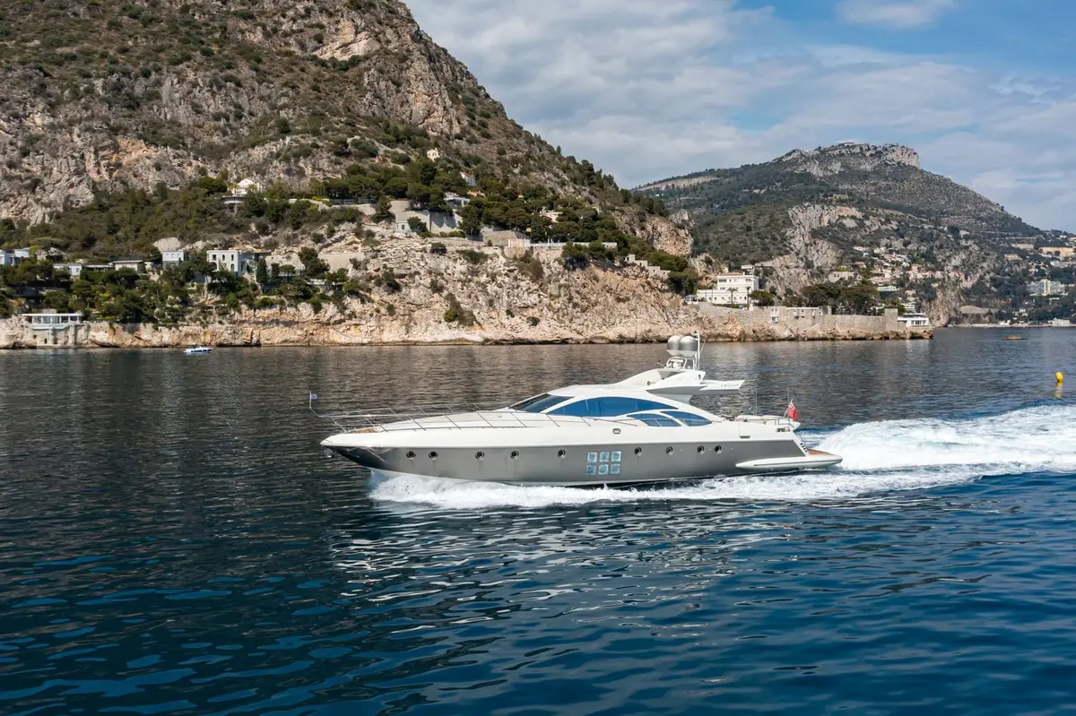 Azimut 86, cubierta principal — Yacht Charter Marbella, Marbella. Comedor al aire libre camino a Estepona