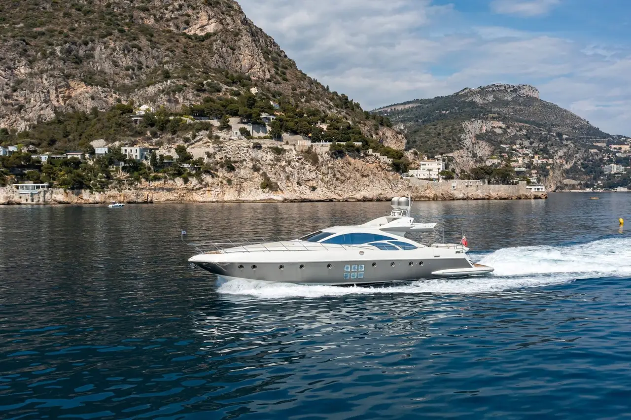 Azimut 86, cubierta principal — Yacht Charter Marbella, Marbella. Comedor al aire libre camino a Estepona