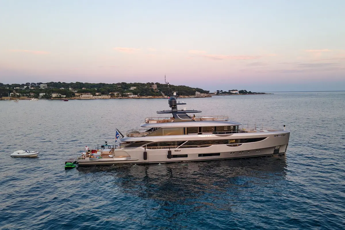 Oasis 40 — Yacht Charter Marbella, Marbella. Zona de playa y comedor exterior camino a Estepona