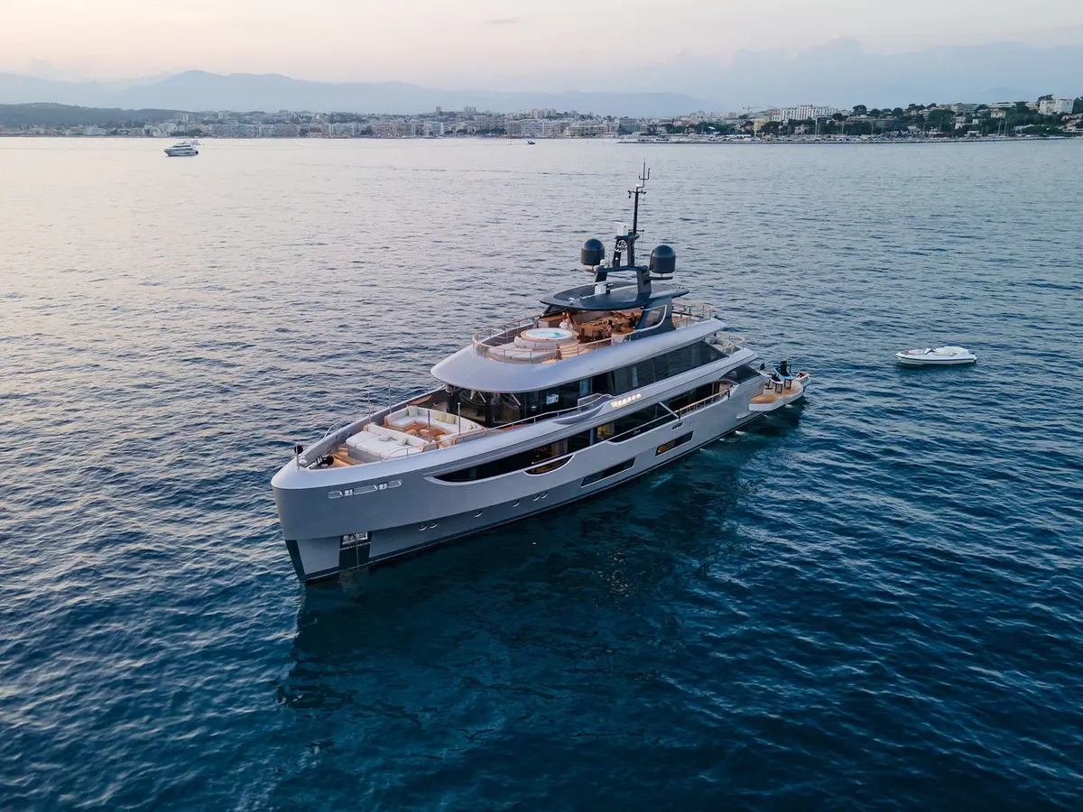 Oasis 40, exterior — Yacht Charter Marbella, Marbella. Zona de playa y comedor exterior camino a Estepona