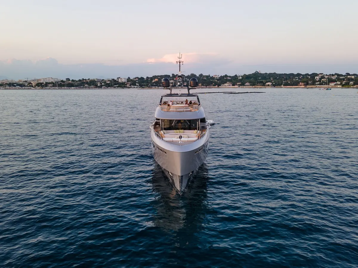 Oasis 40, cubierta principal — Yacht Charter Marbella, Marbella. Zona de playa y comedor exterior camino a Estepona
