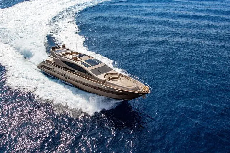 Cerri 102’ Flying Sport, exterior — Yacht Charter Marbella, Marbella. Líneas deportivas de 31 metros rumbo a Estepona