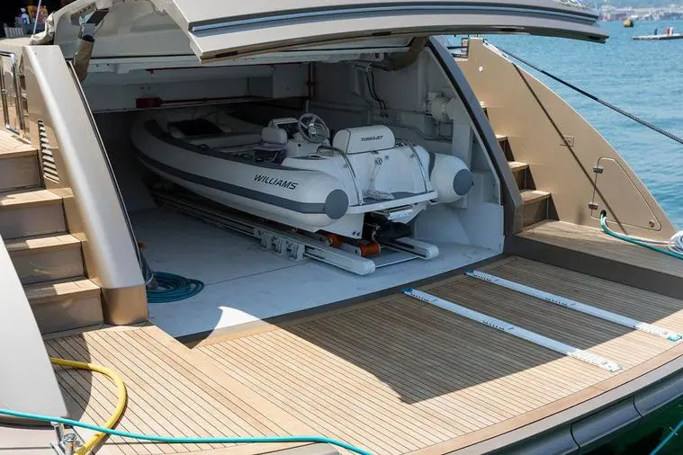 Cerri 102’ Flying Sport, salón — Yacht Charter Marbella, Marbella. Líneas deportivas de 31 metros rumbo a Estepona