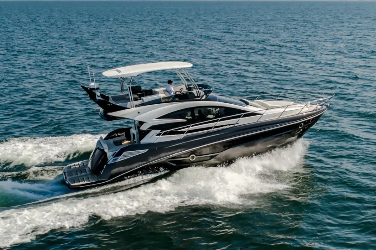 Cobrey 50 FLY — Yacht Charter Marbella, Marbella. Flybridge ágil para explorar la costa de Estepona