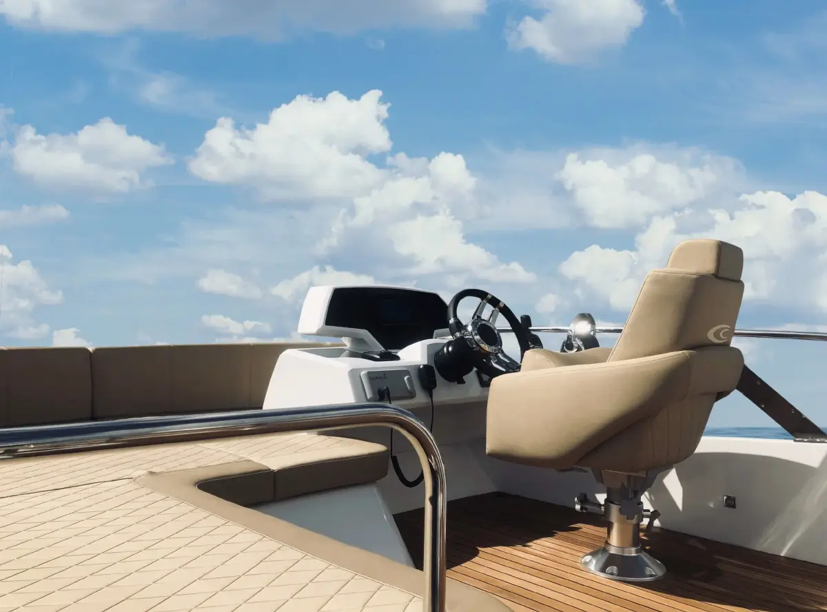 Cobrey 50 FLY, exterior — Yacht Charter Marbella, Marbella. Flybridge ágil para explorar la costa de Estepona