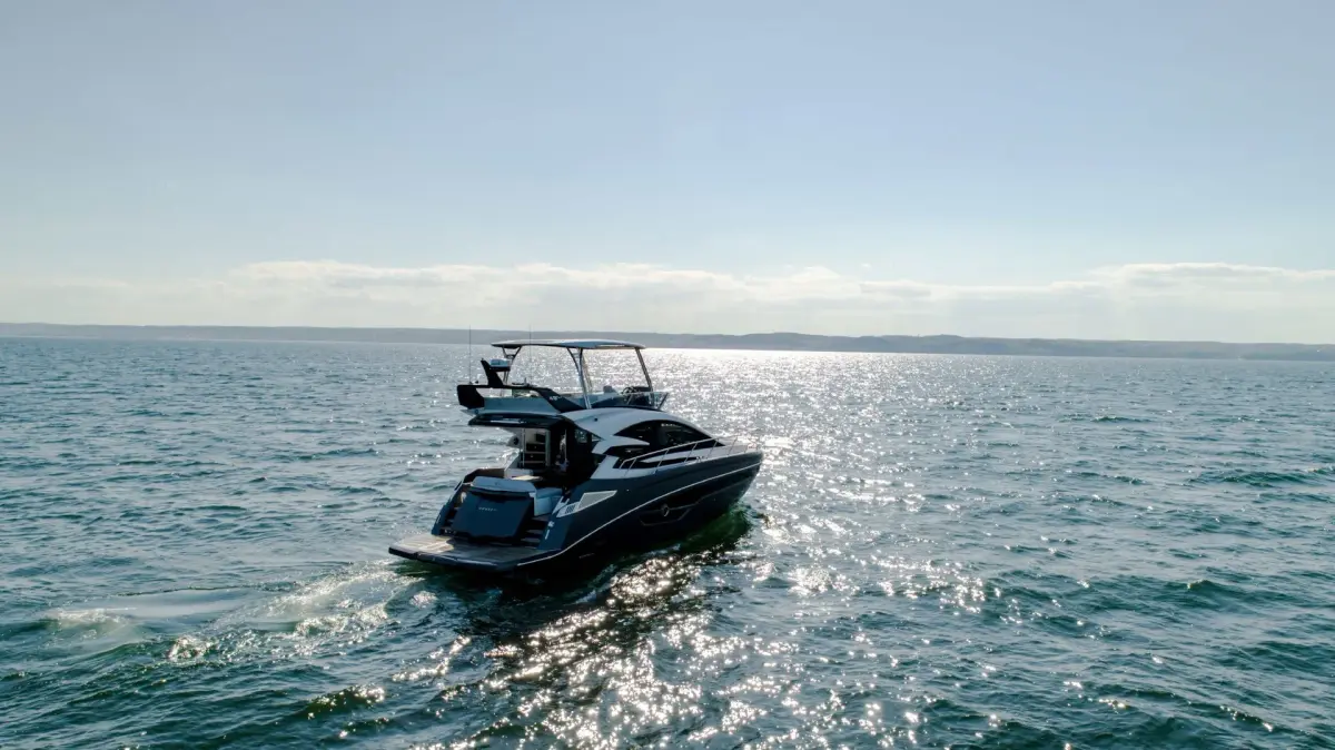 Cobrey 50 FLY, cubierta principal — Yacht Charter Marbella, Marbella. Flybridge ágil para explorar la costa de Estepona