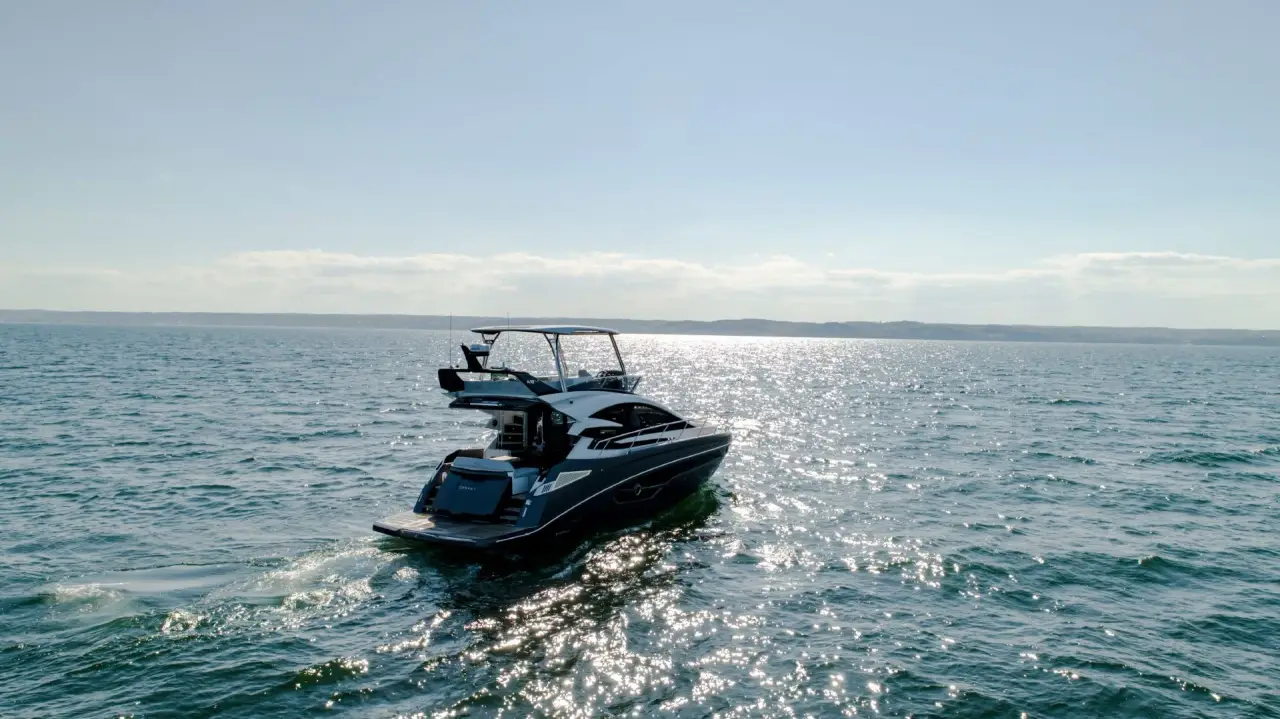 Cobrey 50 FLY, cubierta principal — Yacht Charter Marbella, Marbella. Flybridge ágil para explorar la costa de Estepona