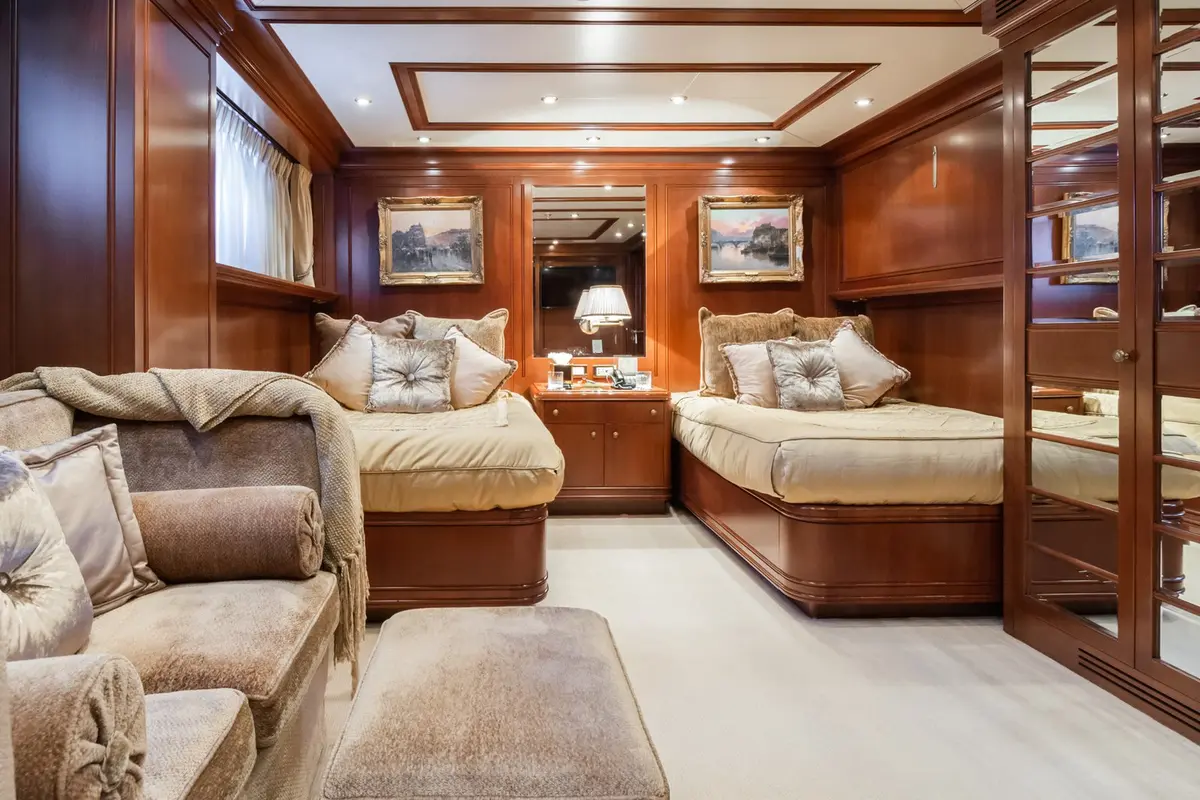 Apogee, exterior — Yacht Charter Marbella, Marbella. Siete camarotes para navegar varios días sin prisa