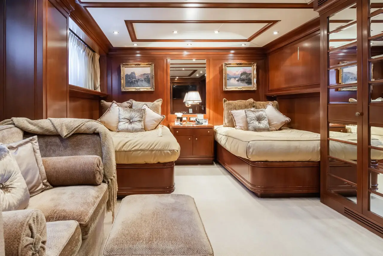 Apogee, exterior — Yacht Charter Marbella, Marbella. Siete camarotes para navegar varios días sin prisa